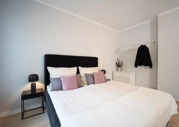 Charles & Kaetchen Living Gohlis